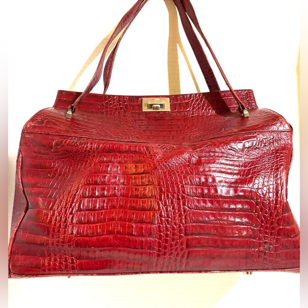 Chic Red Crocodile-Embossed Shoulder Bag